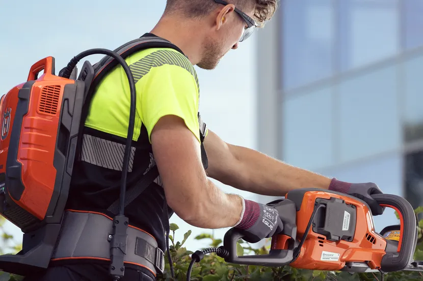 Hedge trimmer battery adapter