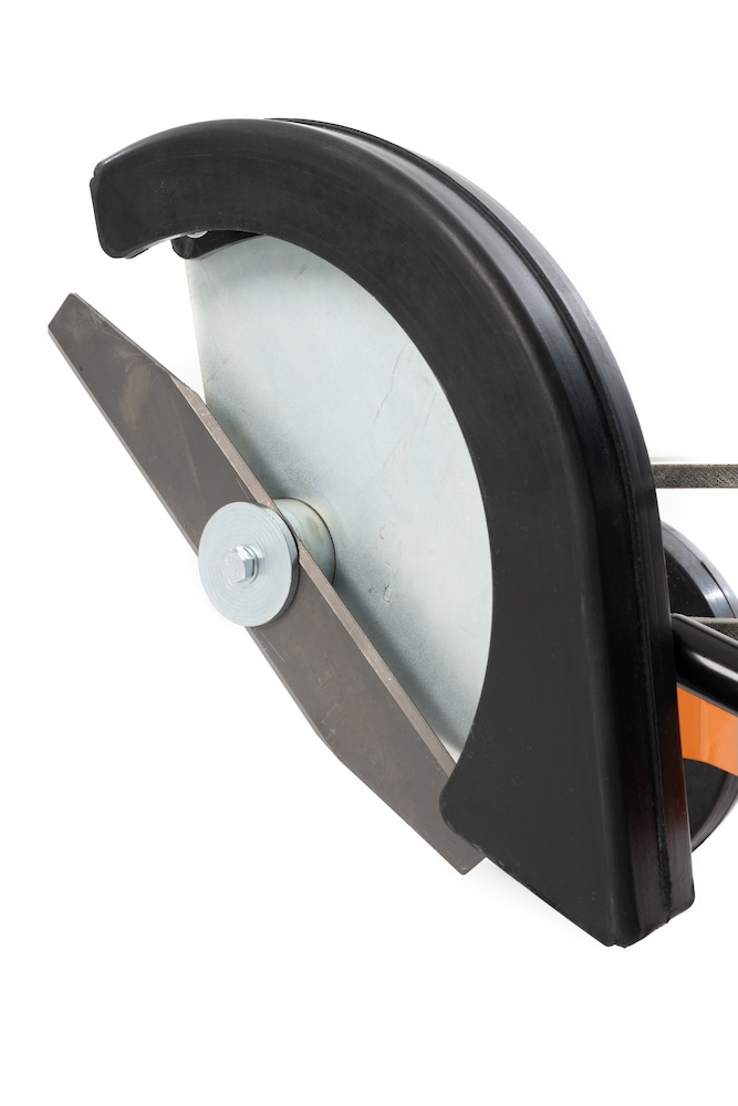 A safe and insulating protective guard